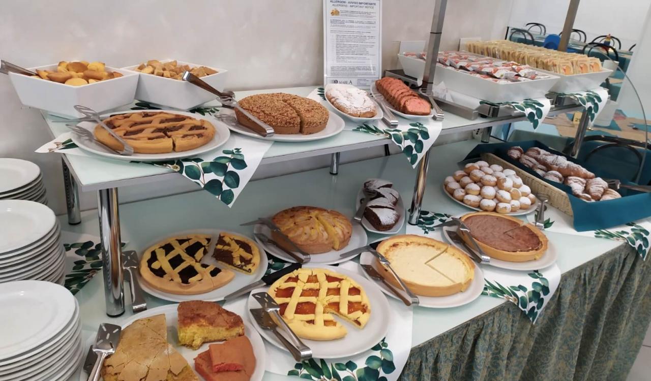 Dessertbuffet mit Kuchen, Keksen und verschiedenen Torten.