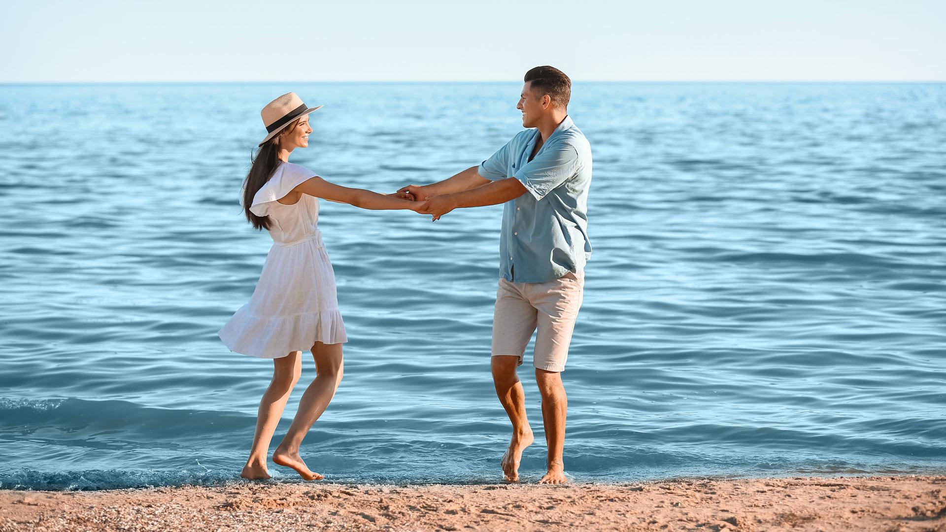 Piedi immersi nella sabbia sulla spiaggia.