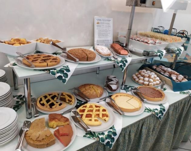 Dessertbuffet mit Kuchen, Keksen und verschiedenen Torten.